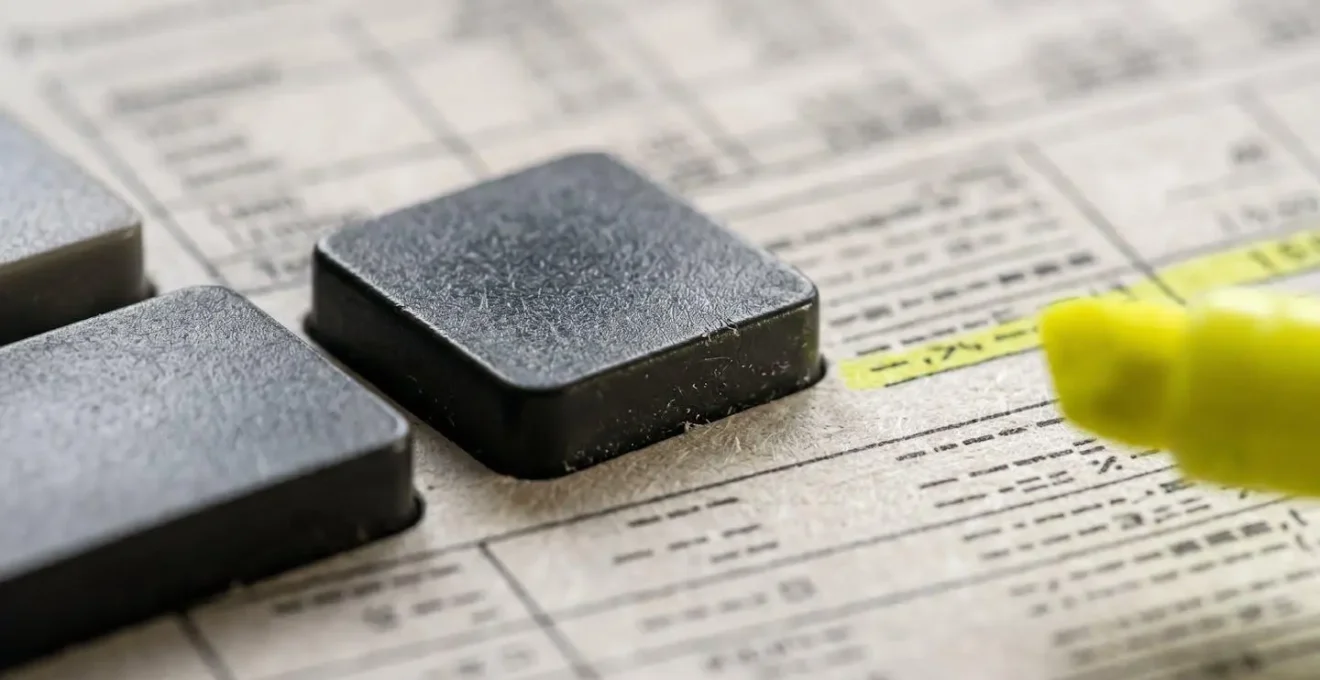 Calculatrice et document financier avec sections surlignées pour vérifier l'inclusion des frais dans le TAEG