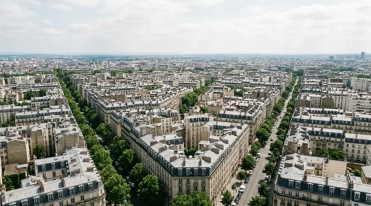 Vue aérienne moderne d'un immeuble haussmannien parisien avec toits en zinc et perspective urbaine dense illustrant la tension immobilière en zone A bis