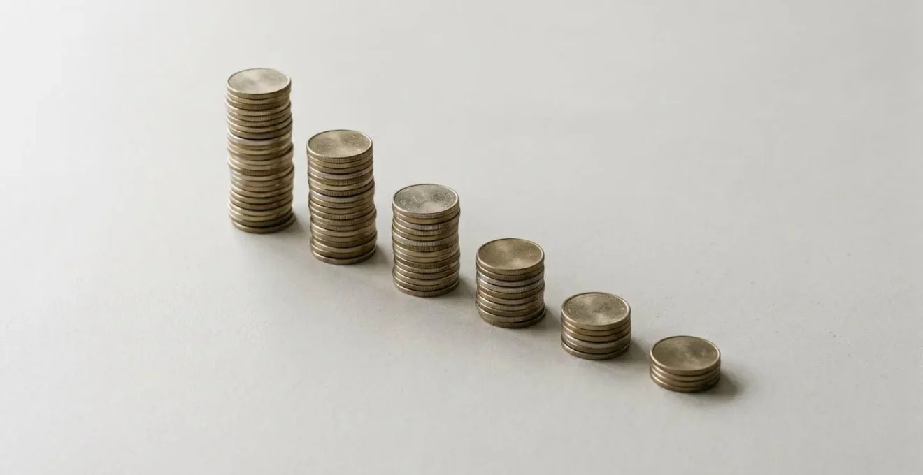 Concept visuel de l'effet en cascade de la fiscalité sur les revenus